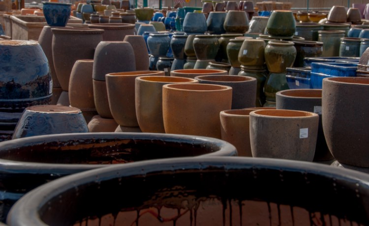 Як красиво оформити вазон в подарунок?